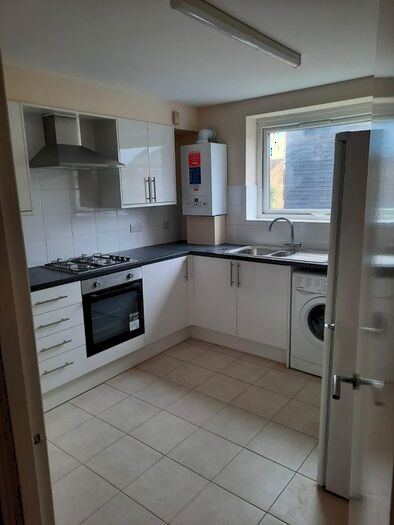 2 Bedroom Flat To Rent In Rochfords Gardens, Slough, SL2