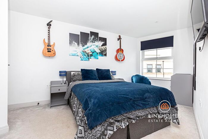 2 Bedroom Flat For Sale In - Commercial Road, Poole, BH14