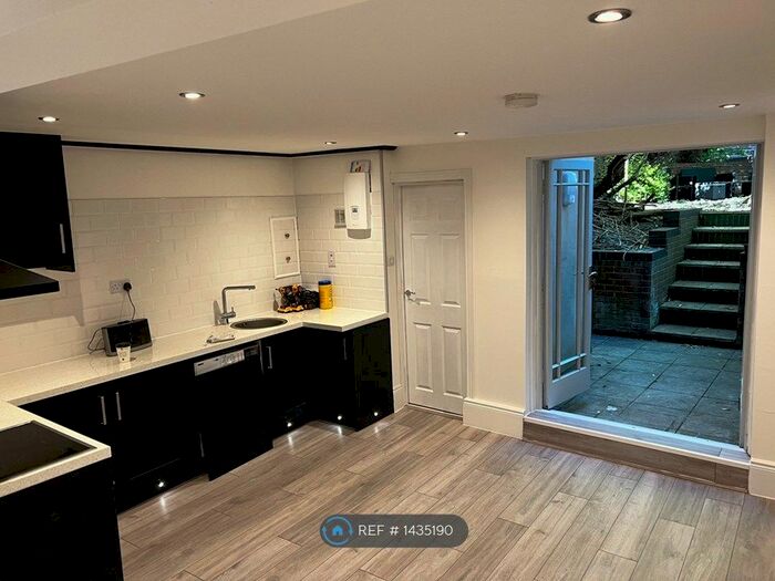 1 Bedroom Flat To Rent In Victoria House, Banbury, OX16