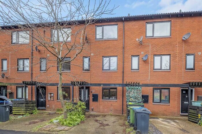 4 Bedroom Property To Rent In Tithe Barn Close, Kingston Upon Thames, KT2