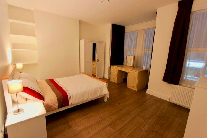 4 Bedroom Flat To Rent In Warwick Road, London, N11