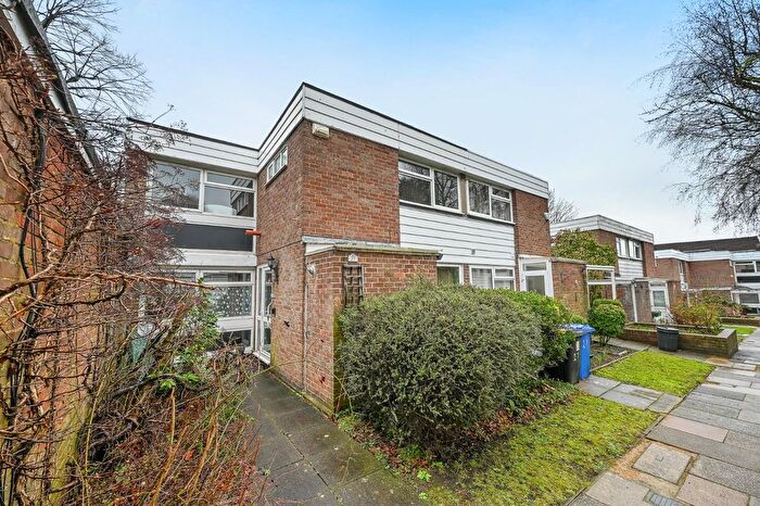 3 Bedroom Property For Sale In White Ledges, Ealing, W13
