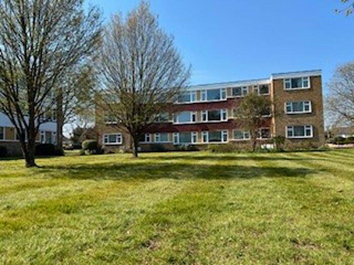 3 Bedroom Flat For Sale In Avenue Road, Epsom, KT18