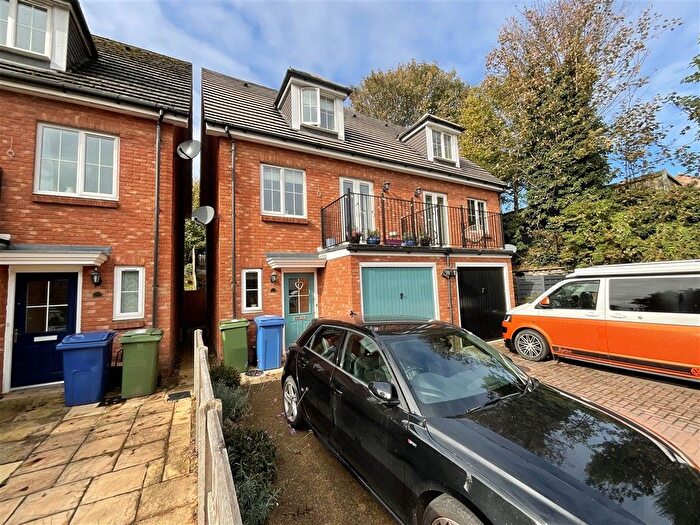 3 Bedroom Semi-Detached House For Sale In Finch Close, Faversham, Kent, ME13