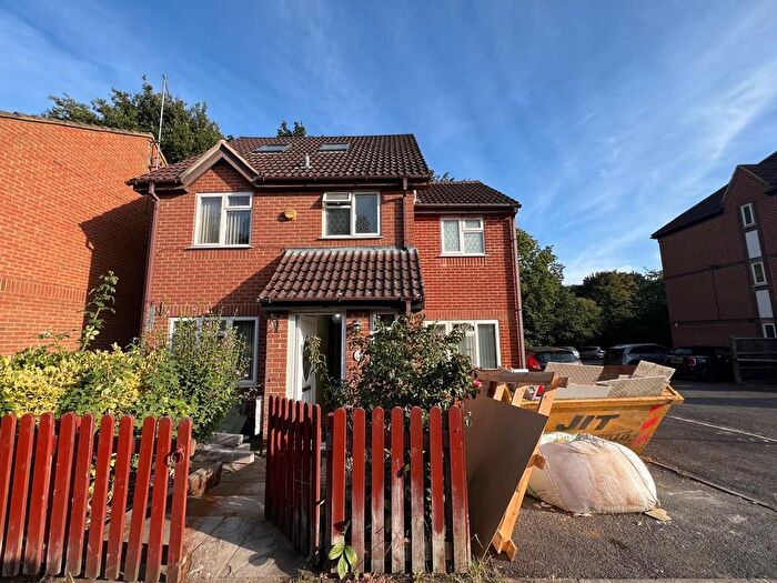 6 Bedroom Semi-Detached House To Rent In Littlebrook Avenue, Slough, SL2