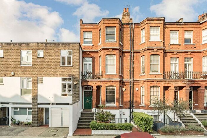 3 Bedroom Flat To Rent In Callow Street, Chelsea, SW3