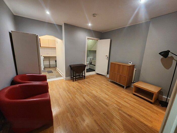 2 Bedroom Flat To Rent In Brixton Road, London, SW9