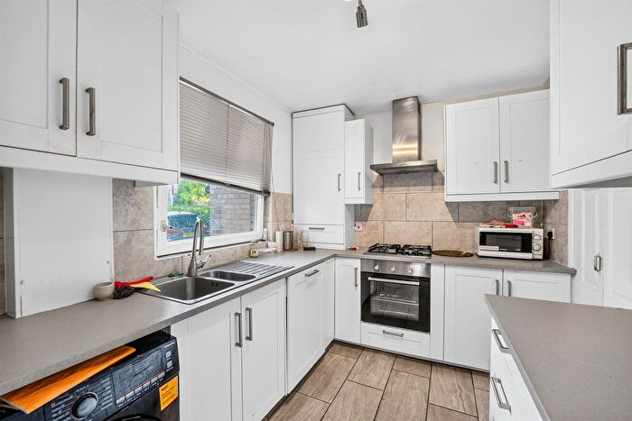 3 Bedroom Flat For Sale In Gressenhall Road, London, SW18