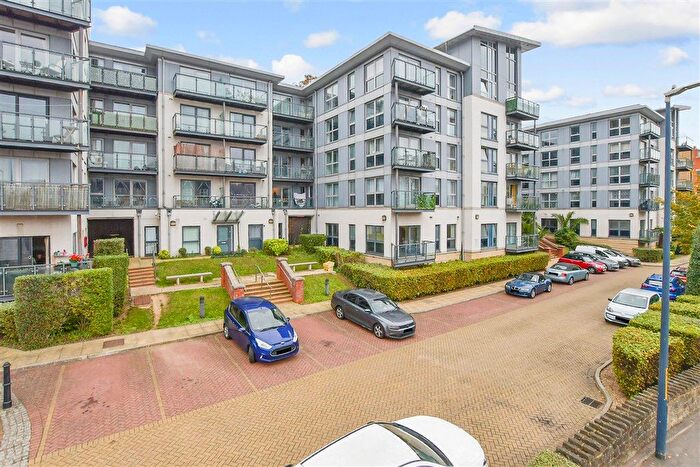 2 Bedroom Flat For Sale In Mckenzie Court, Maidstone, Kent, ME14
