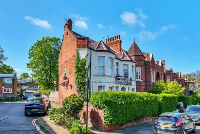 1 Bedroom Flat To Rent In Halsmere Road, London, SE5