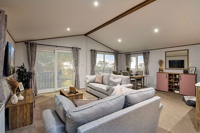 3 Bedroom Mobile/park Home For Sale In Fenny Bentley, Ashbourne, DE6