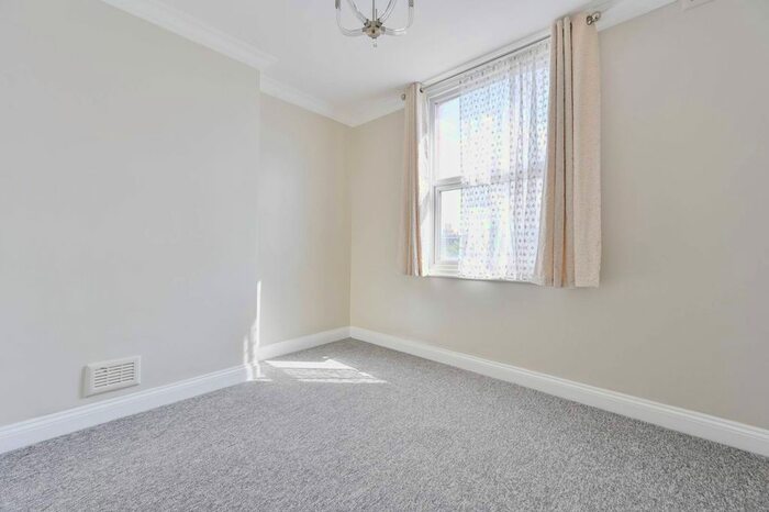 2 Bedroom Flat To Rent In Loftus Road, Shepherd's Bush, London, W12