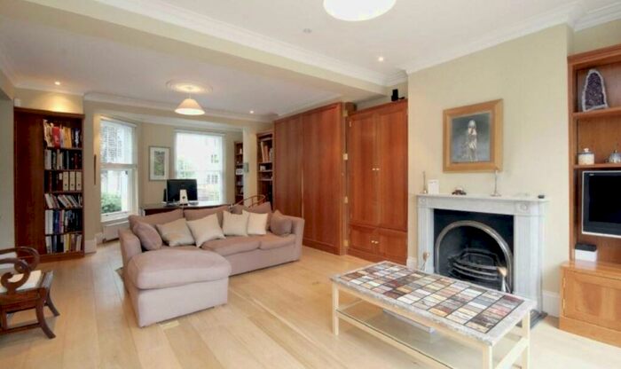 4 Bedroom Semi-Detached House To Rent In Hampstead Lane, London, N6