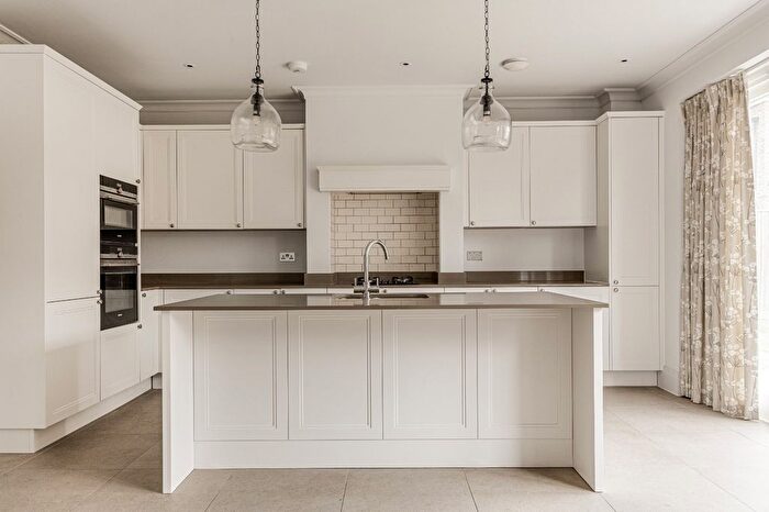 5 Bedroom Detached House To Rent In Barrons Chase, Richmond, TW10