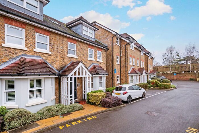 2 Bedroom Flat To Rent In Ravens Close, Surbiton, Surrey, KT6