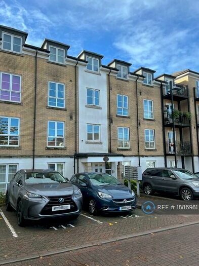 2 Bedroom Flat To Rent In Tudor Way, Knaphill, Woking, GU21