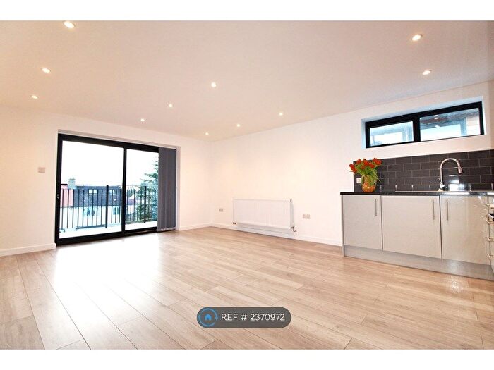 2 Bedroom Flat To Rent In Laurel Court, South Croydon, CR2
