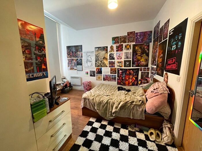 3 Bedroom Apartment To Rent In Hyde Terrace, Leeds, West Yorkshire, LS2