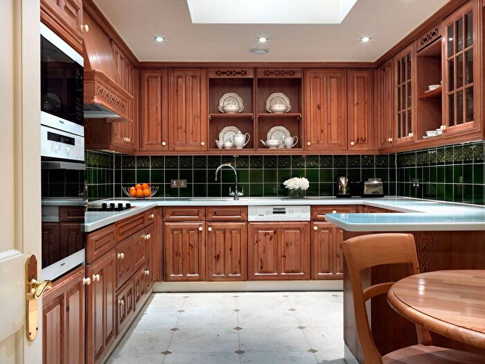 3 Bedroom Flat To Rent In Hyde Park Gate, Kensington, London, SW7