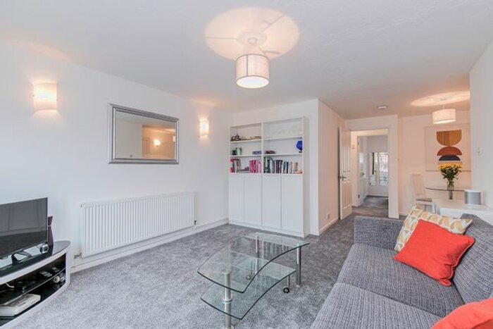 1 Bedroom Flat To Rent In Pheasant Walk, Littlemore, Oxford OX4