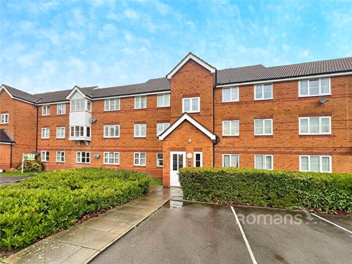 2 Bedroom Flat For Sale In Aspen Grove, Aldershot, Hampshire, GU12