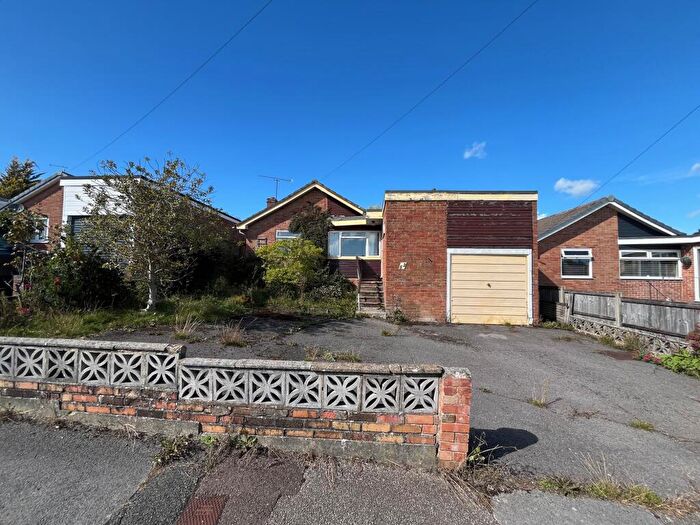 3 Bedroom Detached Bungalow For Sale In Cedar Crescent, Horndean, Waterlooville, PO8
