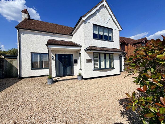 4 Bedroom Detached House For Sale In Heath End Road - Stunning House, HP10