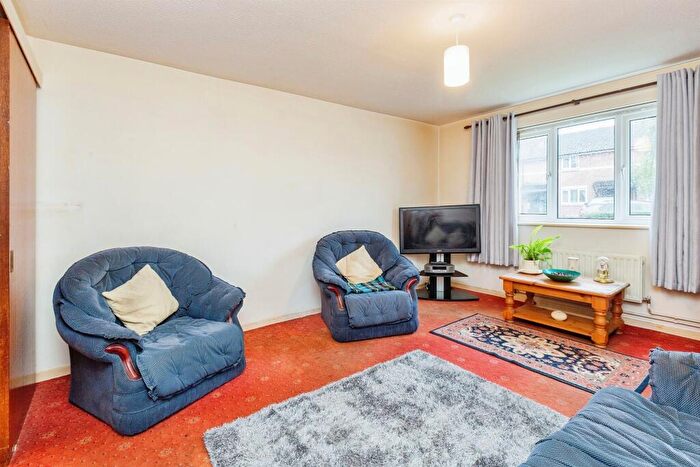 3 Bedroom End Of Terrace House For Sale In Bracken Way, Aylesbury, HP21