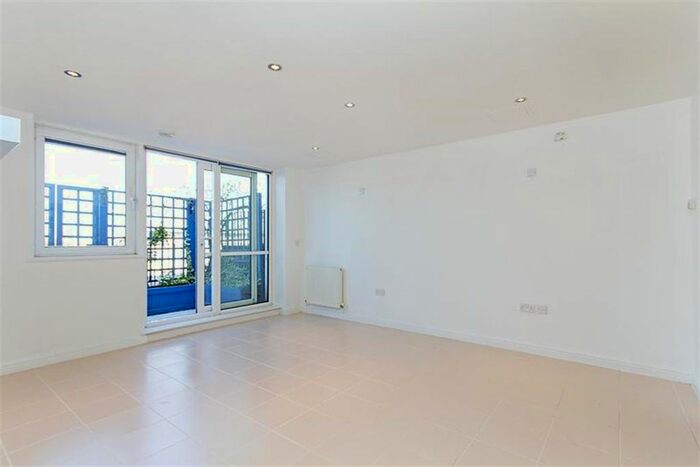 3 Bedroom Flat To Rent In Hacon Square, Richmond Road, E8