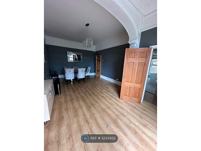 2 Bedroom Flat To Rent In Bush Hill Park, Enfield, EN1