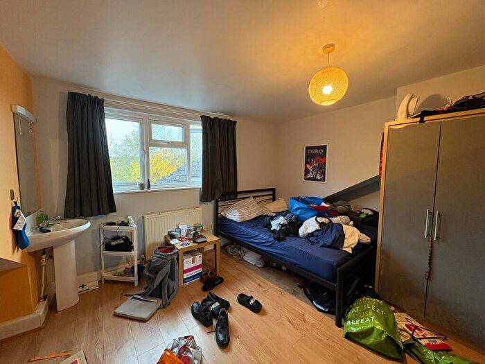 Semi-Detached House To Rent In Milton Road, Southampton, SO15