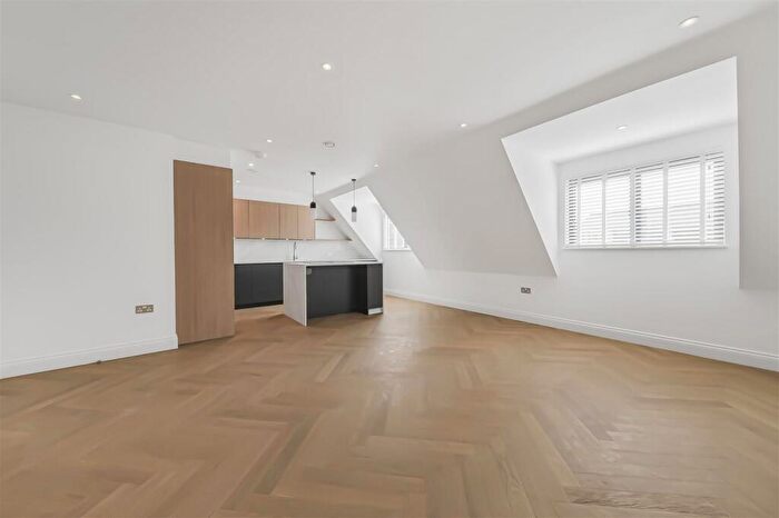 3 Bedroom Apartment To Rent In Beechcroft Avenue, Golders Green, NW11