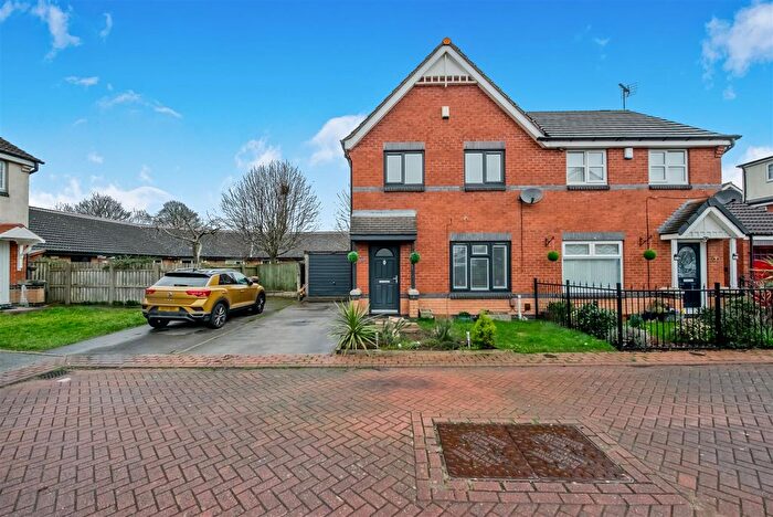 4 Bedroom Semi Detached House For Sale In Mclaren Fields, Leeds, LS13