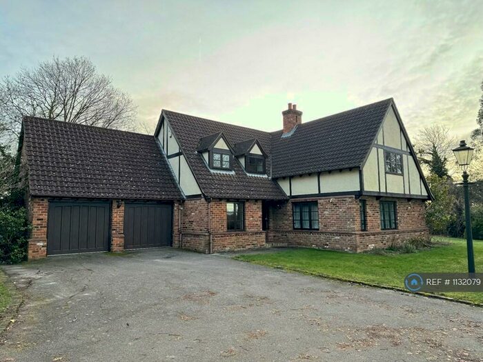 4 Bedroom Detached House To Rent In Dancers Lane, Barnet, EN5