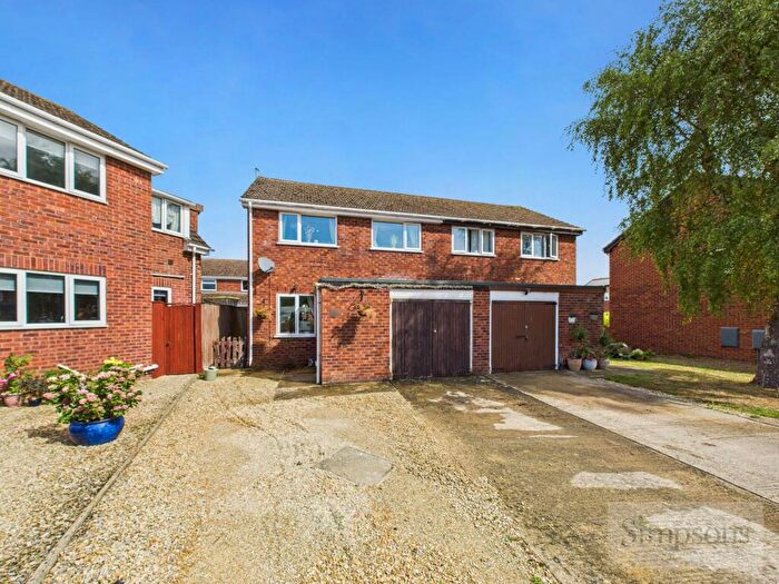 3 Bedroom Semi-Detached House For Sale In Nobles Close, Grove, OX12