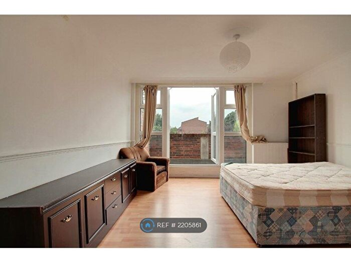 3 Bedroom Maisonette To Rent In Mowatt Close, London, N19