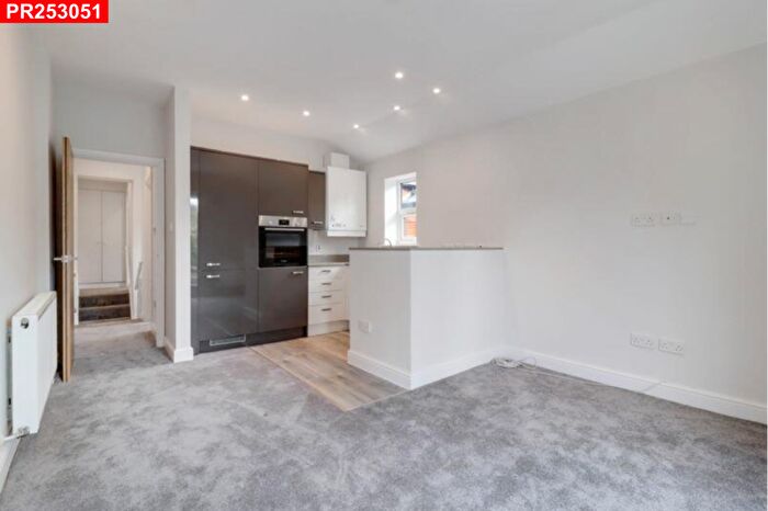 1 Bedroom Flat To Rent In Chertsey Road, Windlesham, – Bedroom Flat, GU20