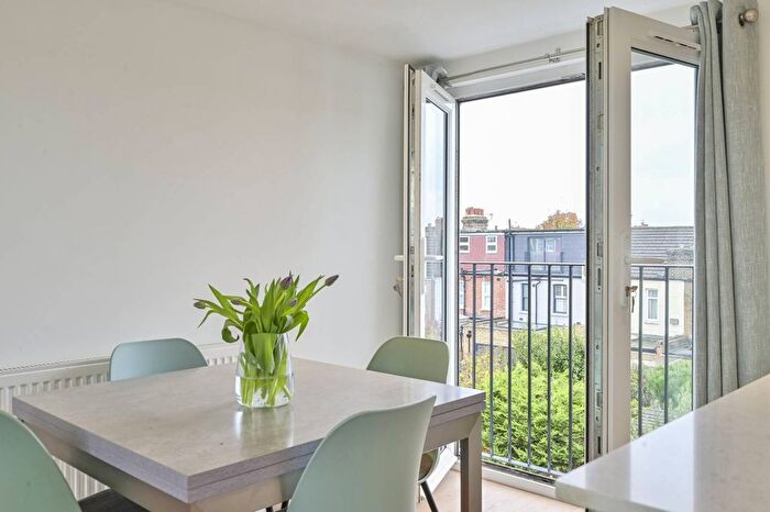 2 Bedroom Maisonette For Sale In Aston Road, Raynes Park, London, SW20