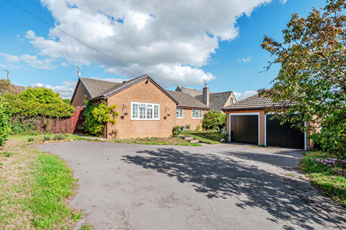 3 Bedroom Bungalow For Sale In Shilton Road, Carterton, Oxfordshire, OX18