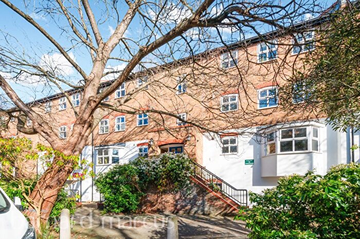 2 Bedroom Flat To Rent In Vauxhall Grove, London, SW8