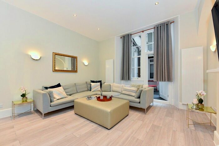 3 Bedroom Flat To Rent In Cadogan Square, Knightsbridge, SW1X