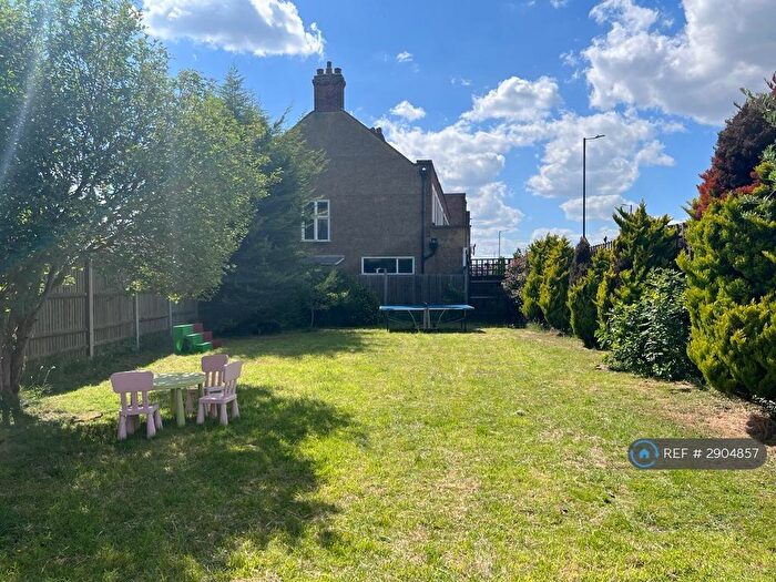 5 Bedroom Semi-Detached House To Rent In Mossville Gardens, Morden, SM4