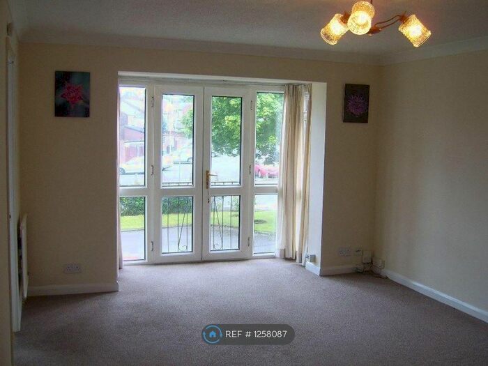 2 Bedroom Flat To Rent In Whitefield, Manchester M45