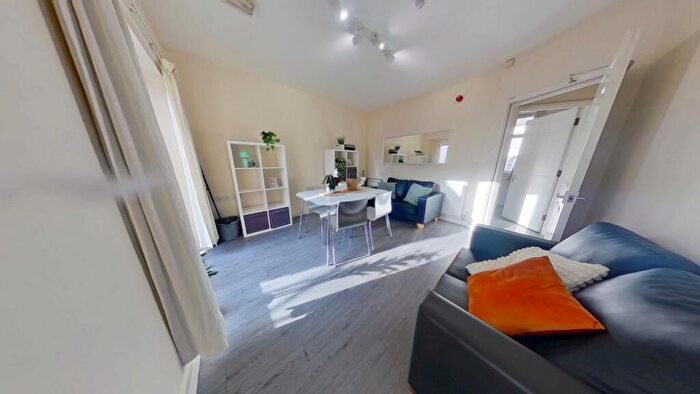 4 Bedroom Flat To Rent In Flat, Alfreton Road, NG7