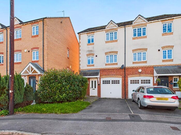 4 Bedroom Town House For Sale In Redhill Park, Hull, HU6