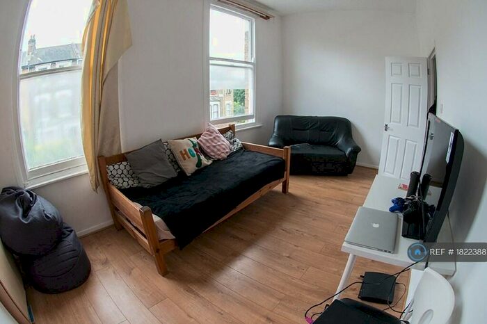 3 Bedroom Flat To Rent In Heyworth Road, London, E5