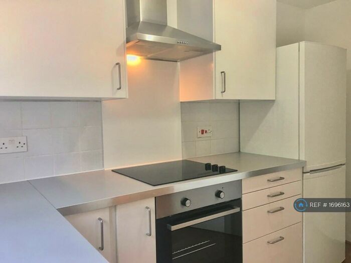 2 Bedroom Flat To Rent In Crown Mews, London, E13