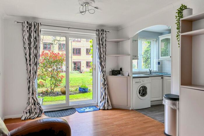 2 Bedroom Flat To Rent In Riverside Close, Clapton, London, E5