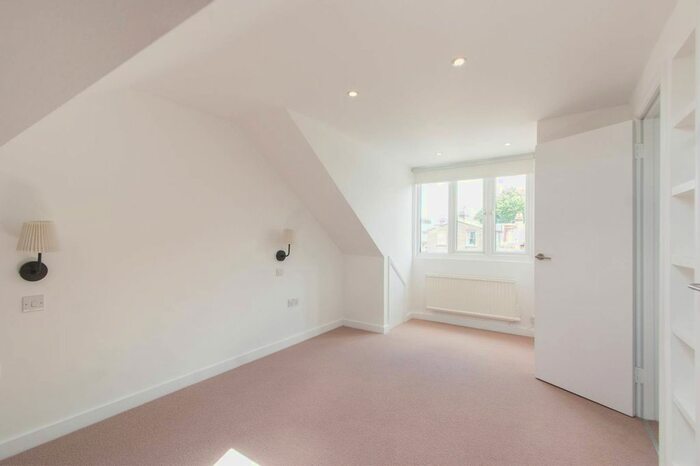 3 Bedroom Flat To Rent In Cumberland Road, Acton, London, W3