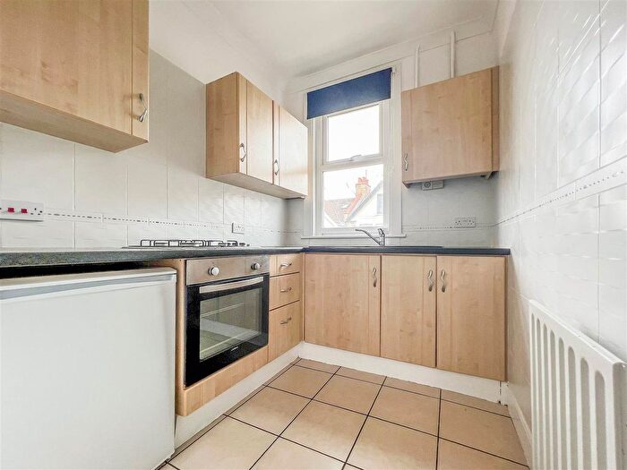 1 Bedroom Flat For Sale In Ramuz Drive, Westcliff-On-Sea, SS0